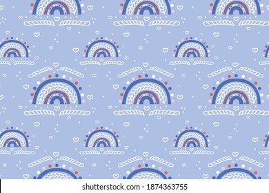 Frische, nahtlose Muster heller abstrakter Regenbögen, weißer Doodles, Tropfen und geometrische Formen auf sanftem, blauem Hintergrund. Für Textilien, Stoff, Scrapbooking, Kindergartendekoration. Vektorgrafik.