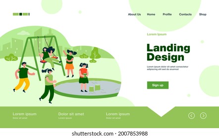 Niños guapos divirtiéndose en el patio. Niños y niñas felices en columpios, deslizamientos, en la ilustración de un vector plano de caja de arena. Actividad al aire libre, concepto infantil para banner, diseño de sitios web o página web de aterrizaje