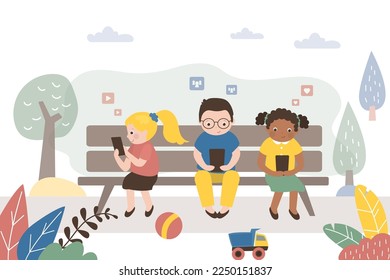Niños guapos sentados en el banco y usan teléfonos inteligentes. Preescolares con teléfonos móviles, adicción cibernética. Niños multiétnicos usan teléfonos celulares para comunicarse, chats, juegos y videos. Red social.