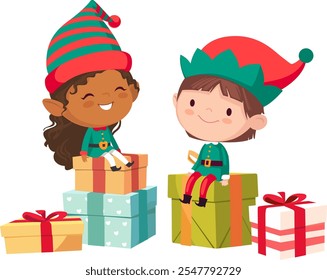 Lindos elfos de Navidad niño y niña sentado en regalos decorados con arcos. Niños pequeños lindos felices en trajes verdes del elfo y pila de regalos