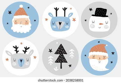 Bastantes vectores de fiesta navideña. Etiquetas de fiesta de forma redonda con hombres de nieve, ciervos, Papá Noel y árboles en un fondo blanco, gris y azul. Tapones de pasteles de invierno de estilo infantil a mano. 