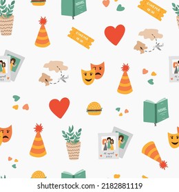 Cuto y colorido vector sin fisuras patrón dibujado a mano con foto, novela, sombrero de fiesta, corazón, hamburguesa, planta del hogar, máscara de teatro, viaje. Se puede usar para envolver papel, ropa de cama, cuaderno, paquetes.