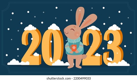 Un lindo conejo consentido con un suéter se para debajo de la nieve y sostiene una taza de bebida caliente en sus manos. Ilustración de Año Nuevo. Año Nuevo Chino. Año del Conejo 2023.