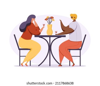 Una pareja linda disfruta de una cita romántica. Feliz hombre y mujer sentados en la mesa y bebiendo vino.