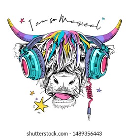 Vaca dulce (Hairy Coo) con el pelo largo arcoiris, cuernos unicornios y en un audífono. Soy tan mágico - cita con letras. Tarjeta de humor, composición en pantalones, impresión a mano. Ilustración vectorial.