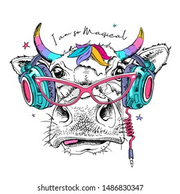 Cute vaca con audífonos y gafas con cuernos de unicornio arcoiris. Soy tan mágico - cita con letras. Tarjeta de humor, composición en pantalones, impresión a mano. Ilustración vectorial.