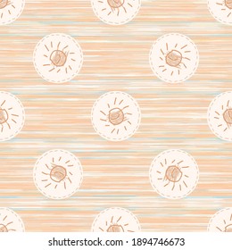 Cute Crayon-Sonne kritzeln Kind doodle Hintergrund. Handgezeichnetes, welliges Motiv nahtloses Muster. Naive, schlichte Zeichentrickskartoon für eine minimale Kindergartendekoration. Neutronenskandi-Unisex-Druck
