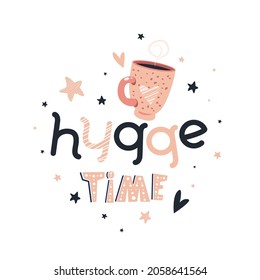 Kuschelbecher mit heißem Getränk und handgezeichneter Schrift "Hyge Time". Kunst für inspirierende Banner, Aufkleber-Design, Druck, Etikett, Pin. skandinavischer Hintergrund, positives Zitat