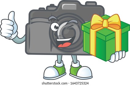 Carácter de cámara digital montado con una caja de regalo
