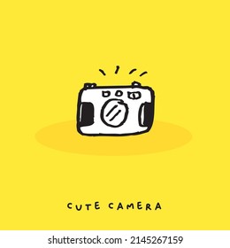 Cámara de doodle, cámara dibujada a mano, cámara de dibujo a mano, aislada en fondo amarillo. ilustración vectorial 