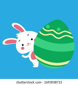 Cute-Ostersonne, die sich hinter einem riesigen festlichen Ei versteckt 
