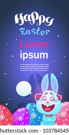 Cute-Osterkaninchen und gemalte Eier, sonniger Hauch auf Happy Holiday Poster oder Grußkartenvektorgrafik – Stockvektorgrafik