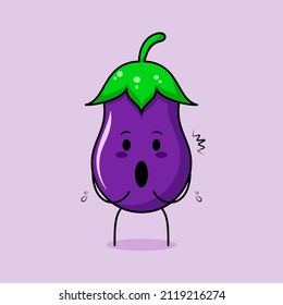 süßer Auberginencharakter mit beeindruckendem Ausdruck und offenem Mund. grün und violett. geeignet für Emotionen, Logo, Maskottchen und Ikone