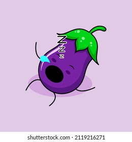 süßer Auberginencharakter mit Schlafausdruck, legen Sie sich hin, schließen Sie die Augen und öffnen Sie den Mund. grün und violett. geeignet für Emotionen, Logo, Maskottchen und Ikone