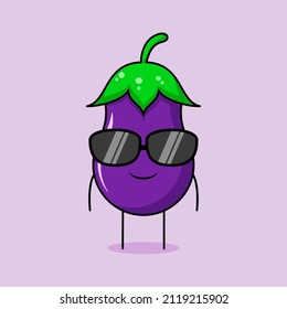 personaje de berenjena lindo con expresión de sonrisa y anteojos negros. verde y morado. adecuado para emoticono, logotipo, mascota o etiqueta adhesiva