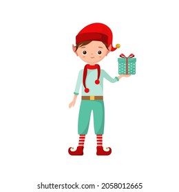 Cuidado elfo con un regalo sobre un fondo blanco. Diseño plano.
