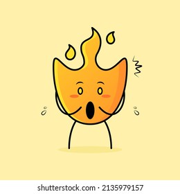 tira cómica de fuego lindo con expresión sorprendida y boca abierta. amarillo y naranja. adecuado para logotipos, iconos, símbolos o mascotas