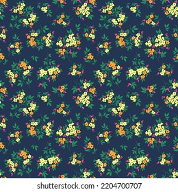 Frische Blumenmuster. Hübsche Blumen auf dunkelblauem Hintergrund. Drucken mit kleinen gelben Blumen. Ditsy-Druck. Nahtlose Vektorstruktur. Frühlingsbukett.