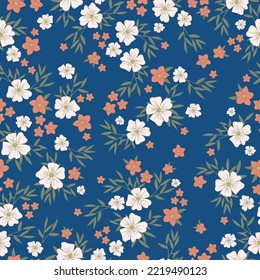 Patrón floral lindo en una flor pequeña. Textura vectorial sin inconvenientes. Una plantilla elegante para impresiones de moda. Impresión con flores blancas y coralinas, hojas verdes. fondo azul.