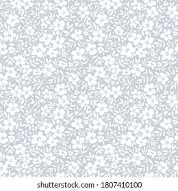 Patrón floral lindo en las flores pequeñas. Textura vectorial sin inconvenientes. Elegante plantilla para impresiones de moda. Impresión con flores blancas pequeñas. Fondo azul claro.