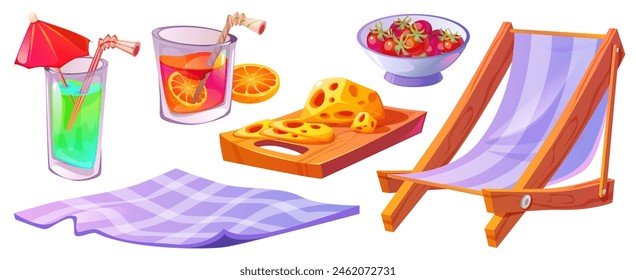 Nettes Essen und Zubehör für Outdoor-Picknick im Park - karierte Decke und Liegestuhl, Käse auf Schneidebrett und Kirschtomate in Schüssel, Gläser mit Sommercocktails. Cartoon-Vektorgrafik-Set.