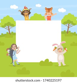 Animales de bosque con pancartas en blanco, niños pequeños con disfraces de animales africanos parados al lado de la ilustración de un vector de carteles en blanco