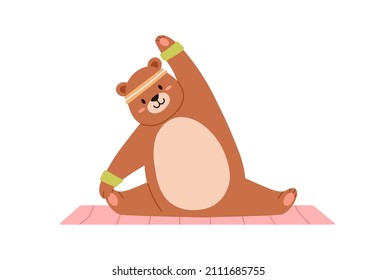 Oso gracioso lindo haciendo ejercicio de yoga en la alfombra. Feliz estiramiento adorable de un animal de peluche. Caracter infantil Chubby durante el entrenamiento deportivo. Ilustración de vector plana infantil aislada en fondo blanco