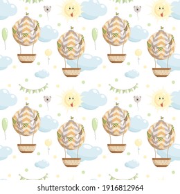 Cute lustige kindliche nahtlose Muster mit Heißluftballon. Handgezeichneter Cartoon mit Wolken, Ballons, Flaggenpapieren und Sonne. Perfekt für Kindergewebe, Textilien, Umhüllung.Vektorgrafik. 