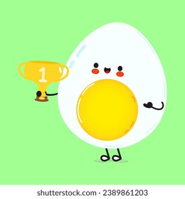 El divertido huevo lindo sostiene la copa de trofeo de oro. Caricatura dibujada a mano del vector icono de ilustración del personaje kawaii. Aislado sobre un fondo verde. Huevo con copa de trofeo ganador