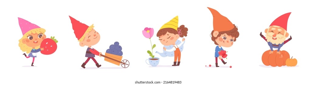 Kute Gartenzwerge setzen Vektorgrafik. Cartoon lustige männliche und weibliche Märchenfiguren, die Beeren halten, die Ernte in der Ackerschleuse tragen, die sommerliche Tränkblume im Topf einzeln auf Weiß