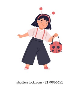 Niña linda disfrazada con disfraces de carnaval para fiestas. Feliz sonriente niño pequeño con antenas de insectos y graciosa bolsa de mariquita en la mano. Ilustración vectorial plana aislada en fondo blanco