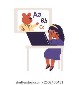 Linda chica sentada y mirando en la computadora portátil o tableta. Niño usando gadgets para la educación en línea. Aprende el alfabeto con un oso de peluche. Caricatura de Vector niño personaje estudiando aislado