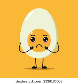 Carácter de huevo medio hervido y sombrío. Divertido emoticono de dibujos animados de huevo triste de estilo plano. ilustración vectorial de emoji alimentario