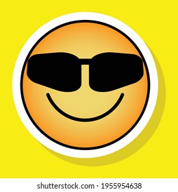 Gradiente lindo en medios sociales cara sonriente con lentes de sol emoji sobre fondo amarillo. Sin regalías.