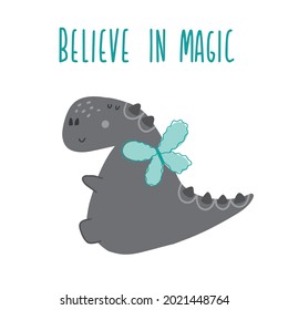 Dinosaurio gris con alas mágicas y letras como "Believe in Magic". Ilustración vectorial al estilo infantil de moda. Perfecto para el diseño de camisetas, impresiones, ropa, tarjetas, afiches, decoración de vivero.