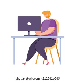 Un tipo lindo se sienta en la mesa y trabaja en la computadora.