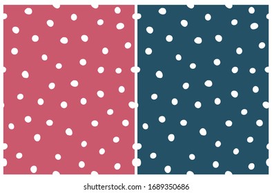 Abstrakte, unregelmäßige Polka-Punktmuster, handgezeichnet. Weiße Brustpunkte einzeln auf rotem und dunkelblauem Hintergrund. Einfach gepunkteter Vektorgrafik-Repetierbarer Druck für Stoff, Papier. 
