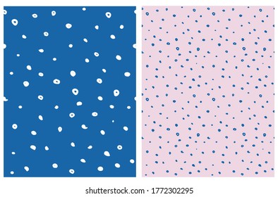 Mano Cortada Abstracta Patrones De Vectores De Puntos De Pincel Irregulares. Círculos blancos y azules sobre fondo azul y rosa. Impresión repetible de puntos simples luminosos. Fondo Geométrico Mínimo.