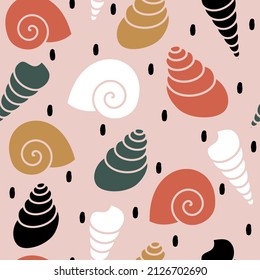 süße, handgezeichnet, abstrakte, nahtlose Vektordesign-Illustration mit bunten Muschelsilhouettes und schwarzem Konfetti auf rosafarbenem Hintergrund	