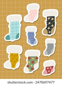 Lindo diseño de paquete de pegatinas coloridas dibujadas a mano de diferentes calcetines cálidos. Navidades doodle element pegatinas