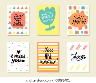 Cute de postales de doodle dibujadas a mano, tarjetas, portadas con diferentes elementos y citas incluyendo amor, te echo de menos, eres increíble, adicto al café, guarda la fecha. Conjunto de plantillas imprimibles positivas