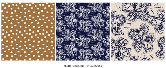 Patrones de vectores sin soldadura floral dibujados a mano. Flores hechas de guijarros en un fondo dorado, beige y azul oscuro. Impresión floral tipo Crayon de estilo infantil. Diseño Resumen De Flores De Doodle.