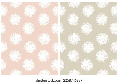Patrones de vectores florales dibujados a mano. Flores blanquecinas aisladas en un fondo rosa de coral claro y verde claro. Impresión Floral Delicada ideal para envolver papel, tela. Resumen de Jardín.	