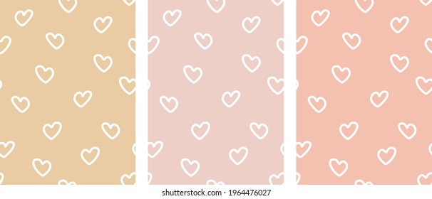 Cortés irregulares dibujados a mano, patrones vectoriales románticos sin costura. Los corazones blancos aislados en un fondo rosa claro y cremoso. Graciosa colección de impresiones de tela femenina infantil repetible. 