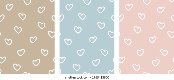 Cortés irregulares dibujados a mano, patrones vectoriales románticos sin costura. Corazón blanco aislado en un fondo azul beige claro y cremoso. Graciosa colección de impresiones de tela femenina infantil repetible