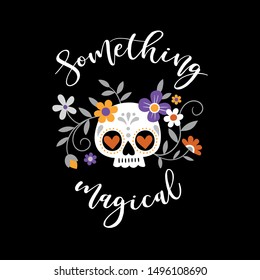 Calaveras de azúcar vectorial dibujadas a mano y flores con eslogan con letras a mano. Perfecto para el logotipo de pantalones, tarjeta de felicitación o diseño de impresión. Puedes encontrar el patrón sin fisuras en mi set de Halloween. 