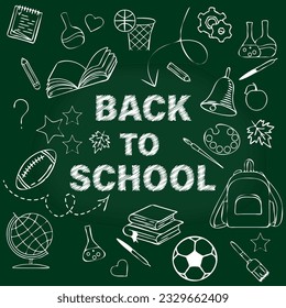 Cita con letras a mano "De vuelta a la escuela" sobre fondo de pizarra verde. Doodles escolares decorados a mano. Ideal para carteles, pancartas, impresiones, etc. EPS 10