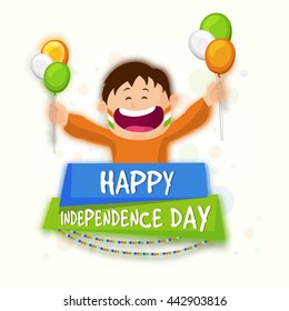 Menino Feliz bonito segurando balões Tricolor, Celebrando e desfrutando por ocasião do Feliz Dia da Independência Indiana.