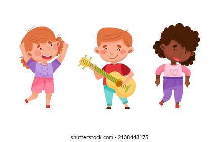 Niños felices y pequeños bailando y tocando dibujos animados vectoriales