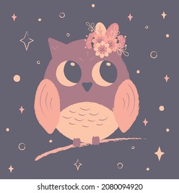 Ilustración portadora de imágenes de búho adorable. Dibujo manual de una lechuza con una corona de flores para una tarjeta de saludo, decoración de guardería y guardería. Papel de escritorio, ropa, invitación, afiche